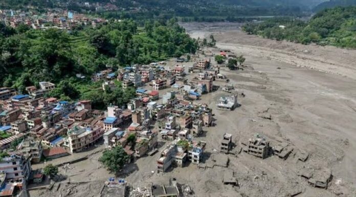 Riada Nepal deja al menos 1,225 muertos y 4,757 desaparecidos