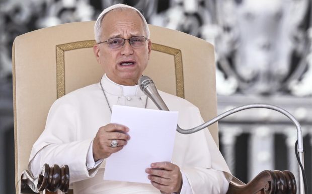 León XIV defiende la dignidad frente a sus “falsificaciones y manipulaciones”