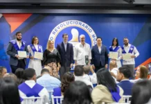 Abinader apuesta por la educación y encabeza graduación en su primer acto como presidente del PRM