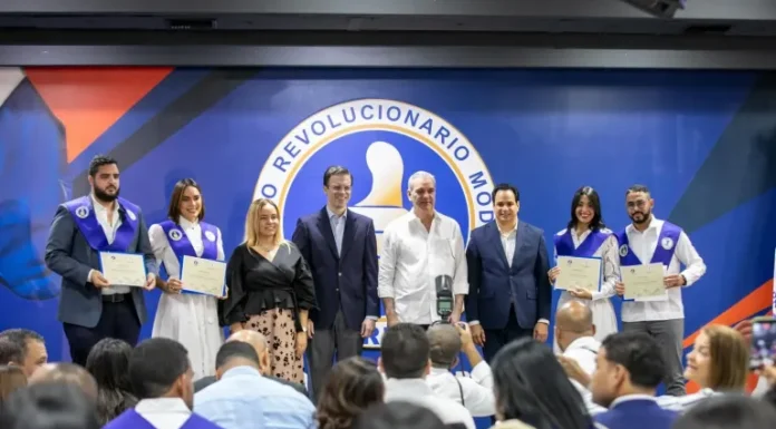 Abinader apuesta por la educación y encabeza graduación en su primer acto como presidente del PRM