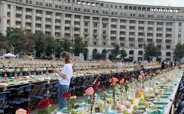 20.000 personas comparten mesa en Bucarest para romper un récord Guinness