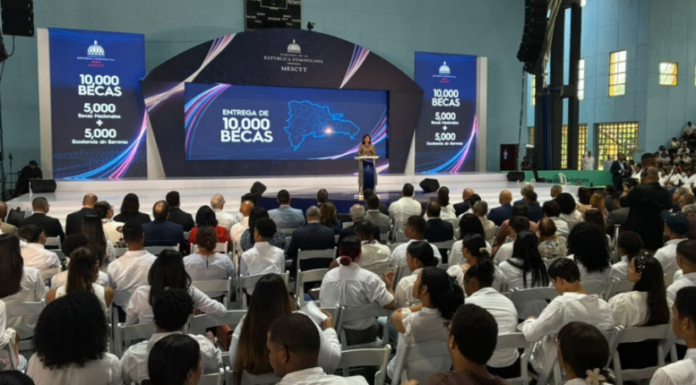 MESCyT otorga 10,000 becas a jóvenes destacados para estudiar en universidades
