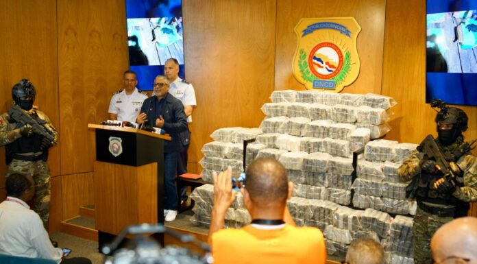 Intervienen narcolancha con 595 paquetes de cocaína; hay tres extranjeros detenidos