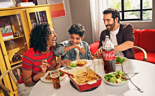 Coca-Cola lanza “El Mundo Puede Esperar”, campaña global que celebra el valor de los momentos de comidas compartidas