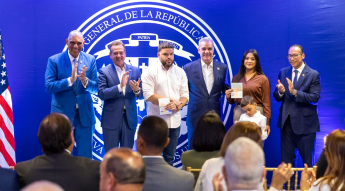 Presidente Luis Abinader inicia entrega oficial del pasaporte electrónico para dominicanos en Nueva York, Nueva Jersey y Boston