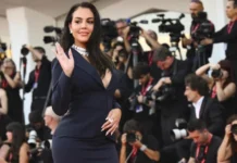 Georgina Rodríguez desfila en traje por la alfombra roja de la Mostra