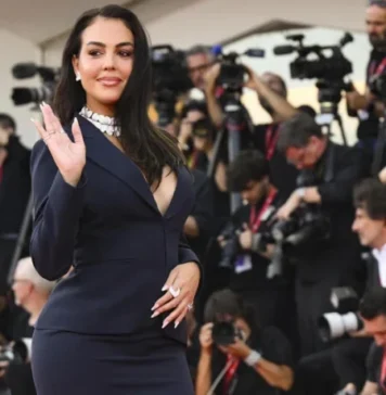 Georgina Rodríguez desfila en traje por la alfombra roja de la Mostra
