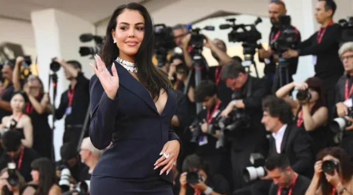 Georgina Rodríguez desfila en traje por la alfombra roja de la Mostra
