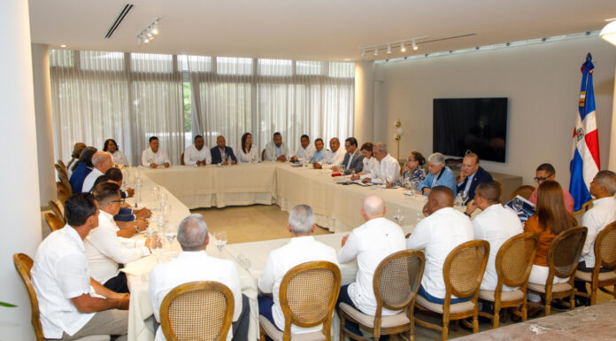 Presidente Luis Abinader, en su segundo día en Santiago, se reúne con Aprocovici, Amaprosan y Compromiso Santiago, además de otros importantes sectores