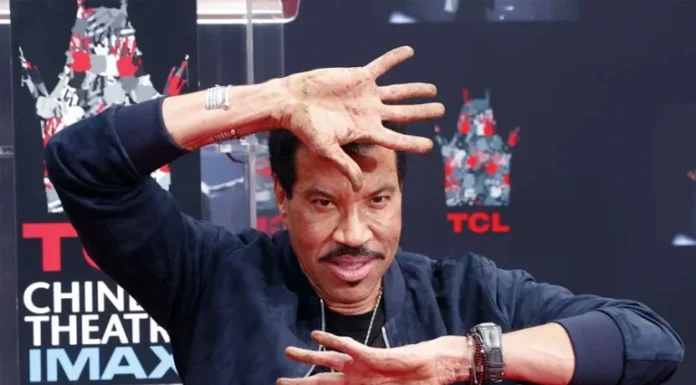 Lionel Richie sale del hospital tras someterse a pruebas de corazón
