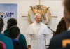 El papa pide «honrar la dignidad de cada hermano» al visitar un centro para migrantes en París
