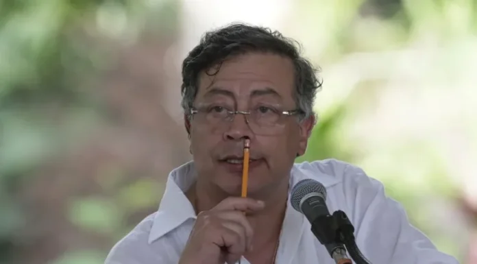 Petro dice que denunció a De la Espriella ante la CPI por persecución política