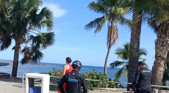 DICRIM investiga denuncia por sustracción de mochila a pareja de ambientalistas checos en el Malecón
