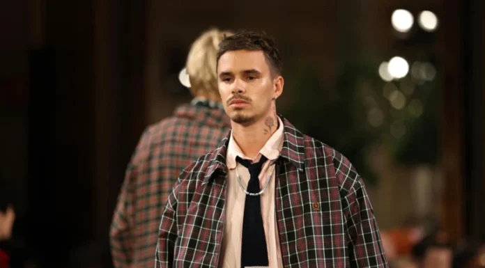 Tommy Hilfiger convierte el Hotel Plaza en su pasarela y pasea al perro de Taylor y Travis
