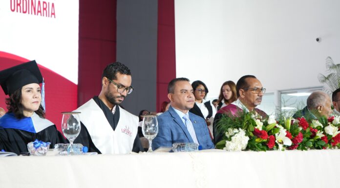UFHEC reconoce al director del SNS durante su XLIX Graduación Ordinaria