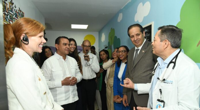 Ministro de Salud muestra a directora de Asuntos Globales de EEUU avances y servicios del sistema sanitario dominicano