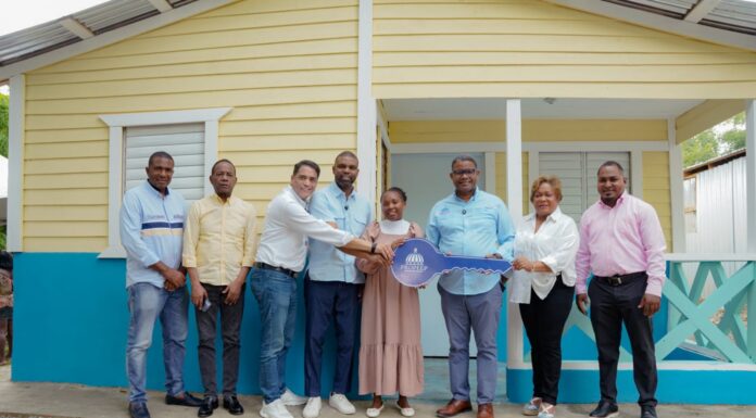 De las cenizas a un nuevo comienzo: Propeep construye casa y retorna esperanza a familia de Villa Mella