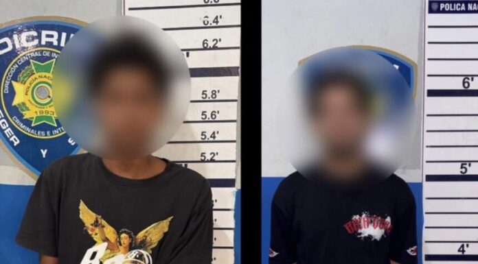 Capturan a dos jóvenes buscados, acusados de asaltar a una pareja a punta de pistola para robarle cadenas de oro en Santiago