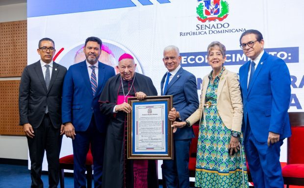 Senado de la República reconoce trayectoria pastoral de monseñor Ramón Benito de la Rosa y Carpio