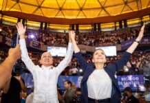 Carolina presenta a Ricardo de los Santos como su jefe de campaña