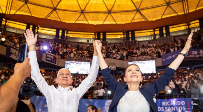 Carolina presenta a Ricardo de los Santos como su jefe de campaña