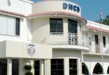 DNCD arresta a mujer dominicana con 16 láminas de presunta droga en AILA