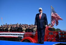 Trump recibe en la Casa Blanca una viga de las Torres Gemelas por el 25 aniversario de 11S
