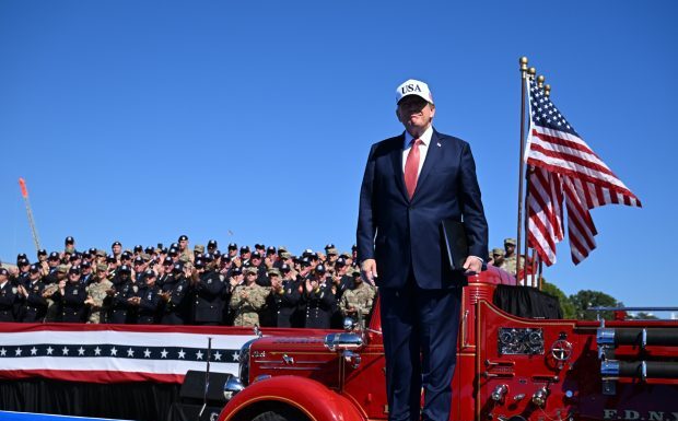 Trump recibe en la Casa Blanca una viga de las Torres Gemelas por el 25 aniversario de 11S