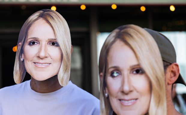 Céline Dion regresa triunfal y emocionada al escenario en París