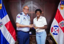 Comandante general de la FARD comparte con la primer teniente Marileidy Paulino