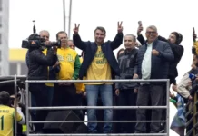 Flávio Bolsonaro reúne a miles de sus seguidores para denunciar la “dictadura” de Moraes y criticar a Lula
