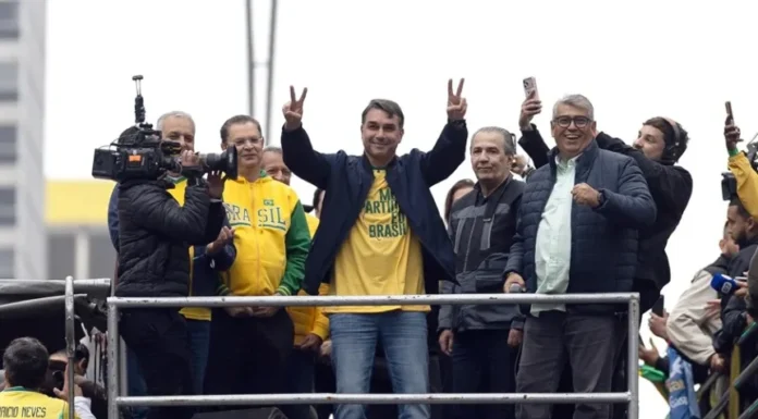 Flávio Bolsonaro reúne a miles de sus seguidores para denunciar la “dictadura” de Moraes y criticar a Lula