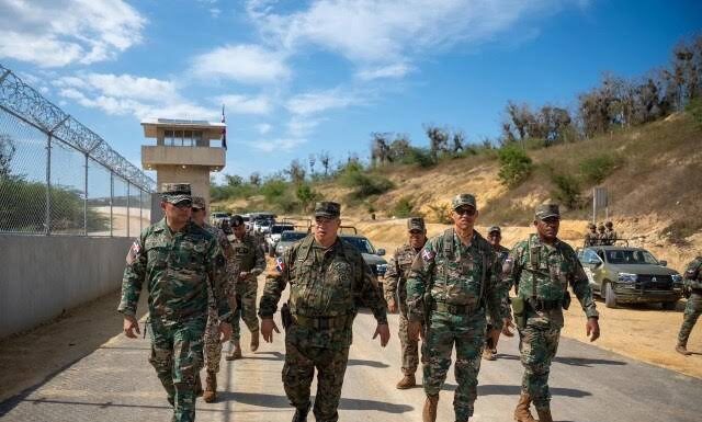Ejército supervisa operaciones en la frontera durante recorrido por la Quinta Brigada