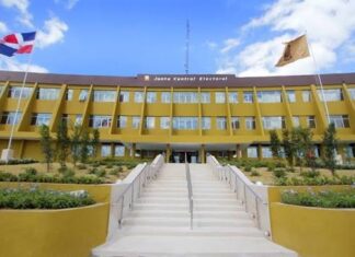 Militar resulta herido al desplomarse portón de la JCE en Santo Domingo