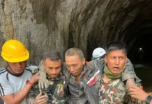 Rescatan con vida a dos personas 11 días después de las riadas en Nepal