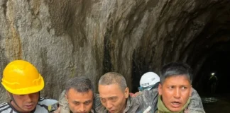 Rescatan con vida a dos personas 11 días después de las riadas en Nepal