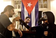 Los jóvenes en Cuba celebran Halloween con estilo caribeño pese a la crisis energética