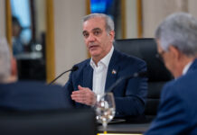 Presidente Luis Abinader mantiene a raya el alza de combustibles y absorbe hasta 200 pesos por galón en el transporte