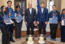 Presidente Luis Abinader recibe en Palacio Nacional a jóvenes dominicanos que rompieron récord mundial de lectura
