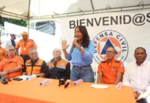 Scarlet Benzán entrega equipos a la Defensa Civil para labores de emergencias en SDO