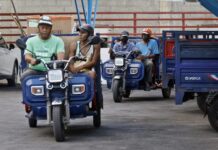 El “duro trabajo” de los triciclos eléctricos para aliviar la crisis de basura en Cuba