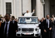 “Un siglo de papamóvil”: de coche oficial a instrumento de encuentro con los fieles