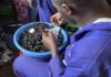 El plástico reciclado revive en Kenia convertido en juegos de ajedrez para escuelas