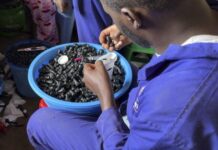 El plástico reciclado revive en Kenia convertido en juegos de ajedrez para escuelas