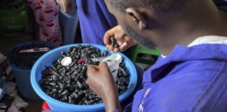 El plástico reciclado revive en Kenia convertido en juegos de ajedrez para escuelas