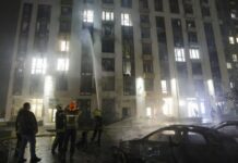 Al menos una persona fallecida deja un ataque ruso contra infraestructura energética de Kiev