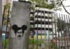 Demuelen casa de Pablo Escobar en Medellín por denuncias de drogas y presuntos rituales satánicos