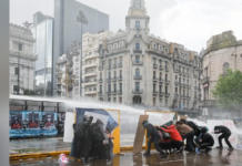 Policía reprime protestas en Argentina contra Milei con gases lacrimógenos y chorros de agua