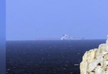 Irán informa de explosión en un superpetrolero tras chocar con una mina en Ormuz