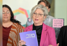 ¿Quién es Helen Haines, la diputada independiente de Australia que perdió una pierna en un atropello deliberado?